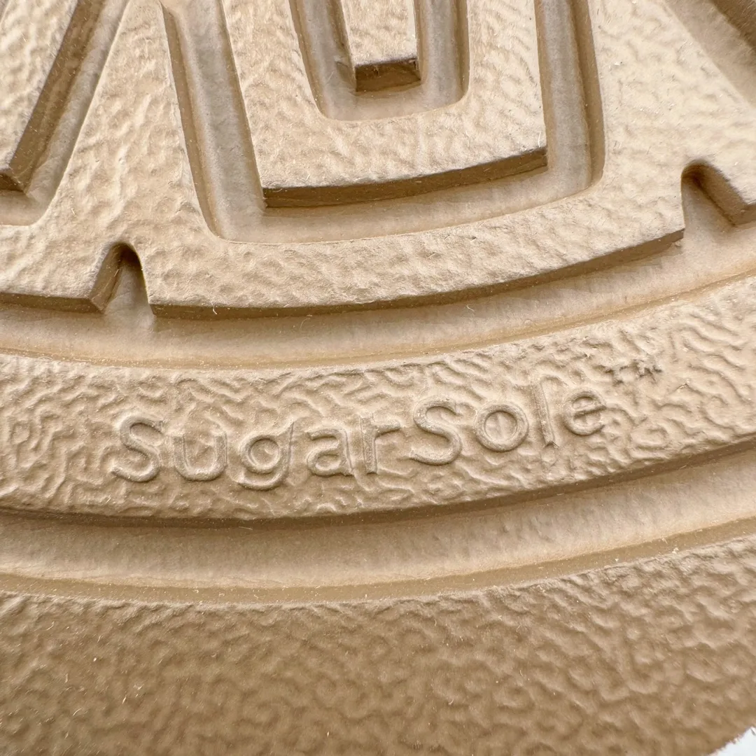 Pick up locally💰520 UGG 6223 Classic autumn and winter sheepskin and fur all-in-one snow boots. All shoes are made from ZP. Longfeng A-grade Australian imported sheepskin and fur all-in-one boots for men and women. Brand OEM production line. Fully follows the ZP process. OEM original pattern maker. Adhering to the principle of no original shoes and no development selection. Pay attention to every detail. The most authentic version on the market TREADLITE "Light Wing" technology outsole Lightweight/durable/flexible/pile size: 35 36 37 38 39 40 41 42 43 44 45 Coding: by2936080
